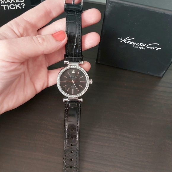 Gorgeous women Kenneth Cole watches - Picture 5 of 6